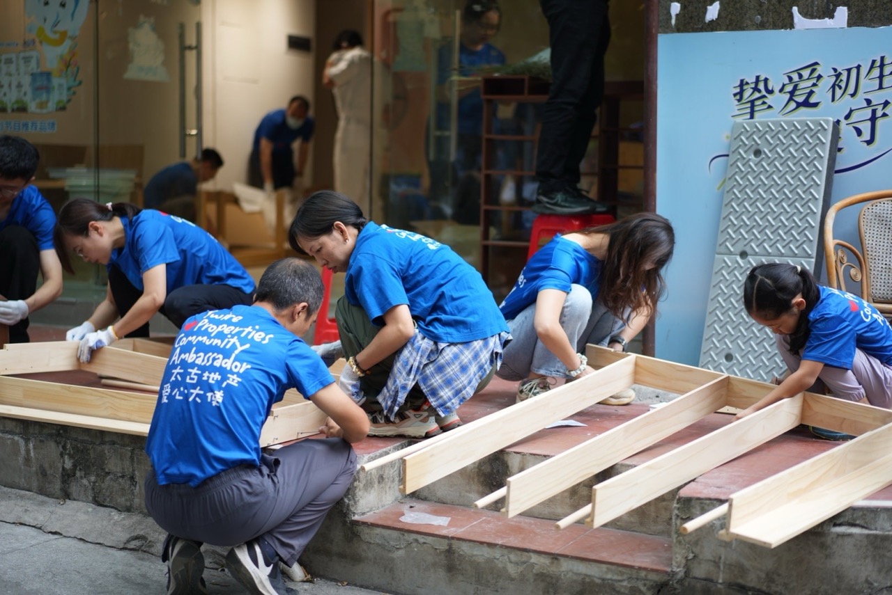 <span class='h6 text-black'>Supporting Frontline Workers and Neighbourhoods</span>