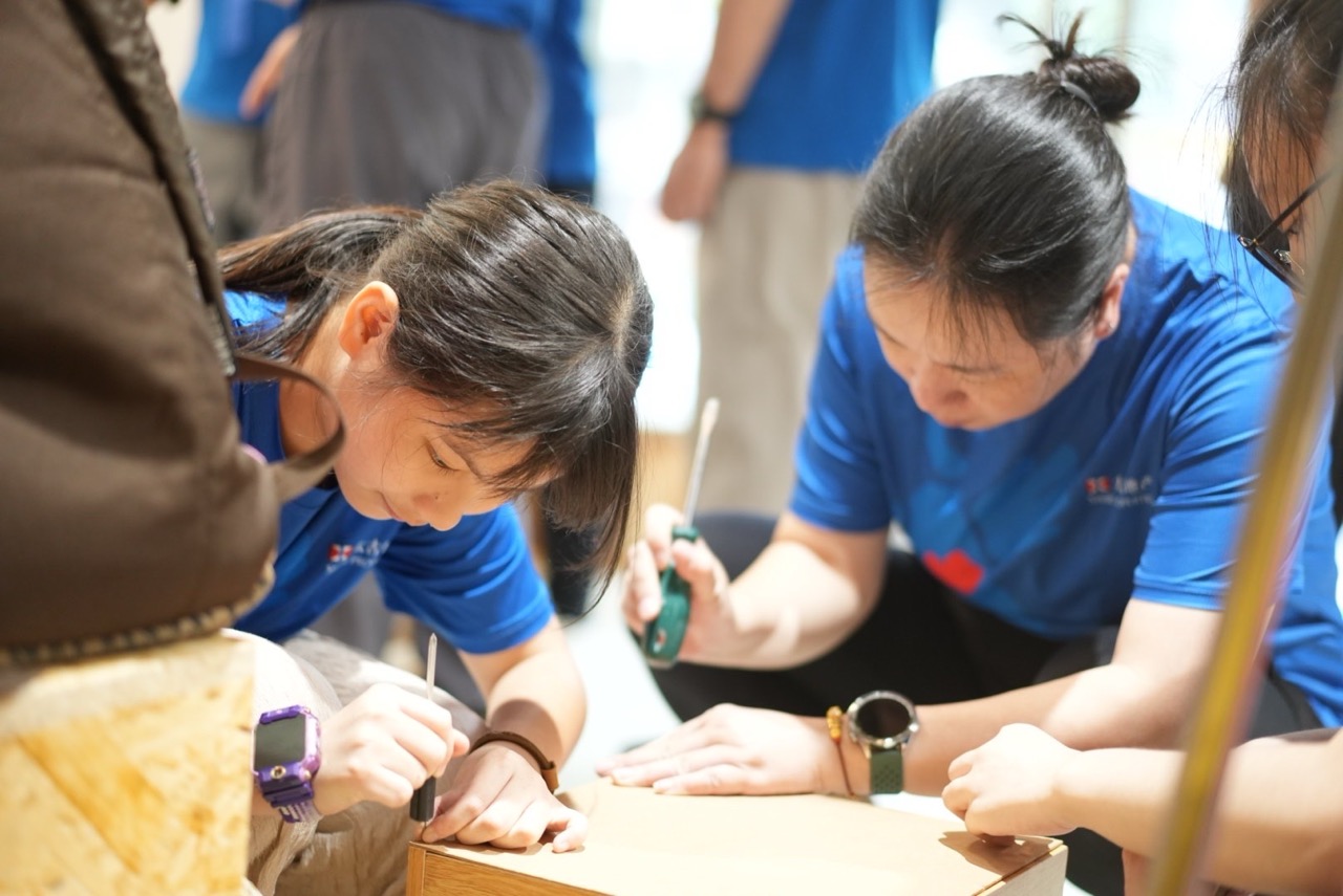 <span class='h6 text-black'>支援前线工人及邻里</span>